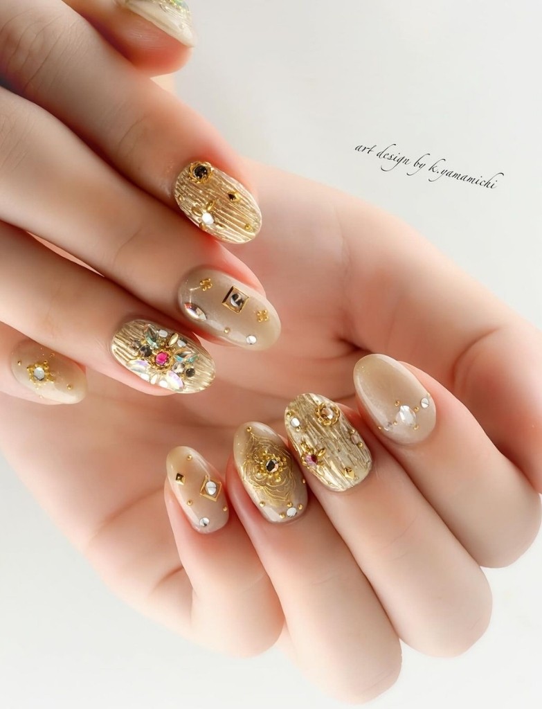 Elegant bridal nails inspired by Italian buccellati