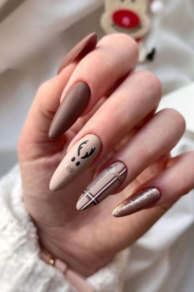 Sweet reindeer nails